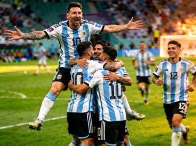 阿根廷国家队球员庆祝进球瞬间 - 蓝白条纹球衣