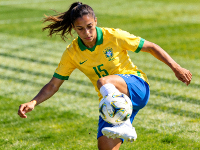 巴西国家队黄色球衣球员在绿茵场上控球